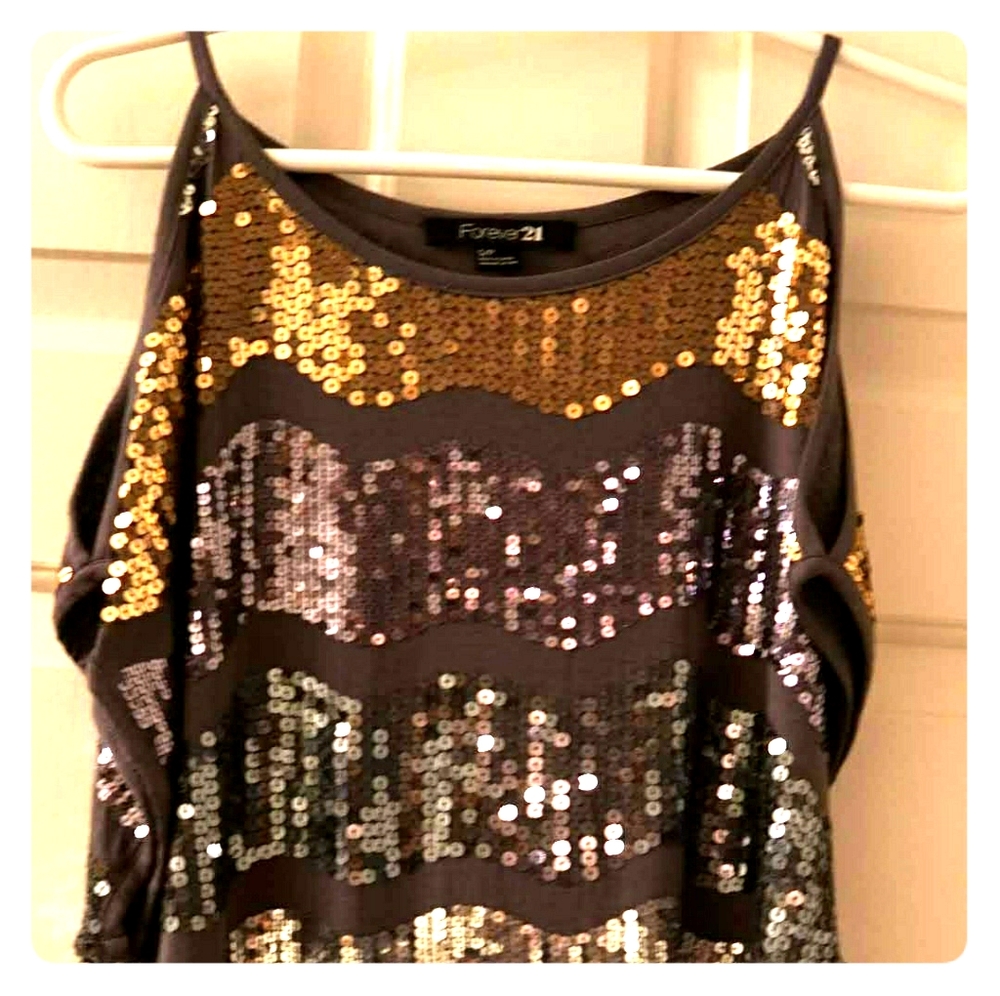 Open shoulder top with sequin colorblocking